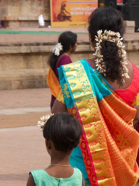 明るいサリと小さな娘が一緒に立ってインドの母親の背面図 高品質の写真 — ストック写真