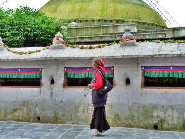 祈りのビーズを持つ女性は ブダナート ネパールを回避します 高品質の写真 — ストック写真