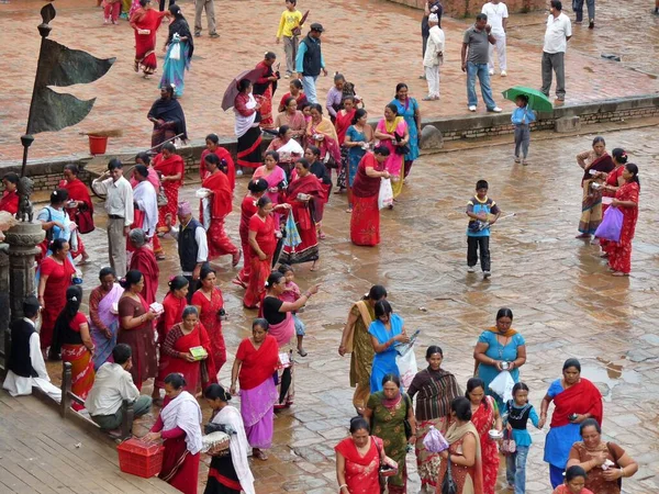広場の人々は ディパンカル祭 バクタプル ネパールのために赤を着ている 高品質の写真 — ストック写真