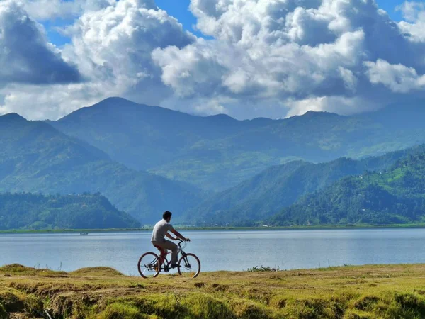 Junger Europäischer Mann Radelt Rande Des Fewa Sees Pokhara Nepal — Stockfoto