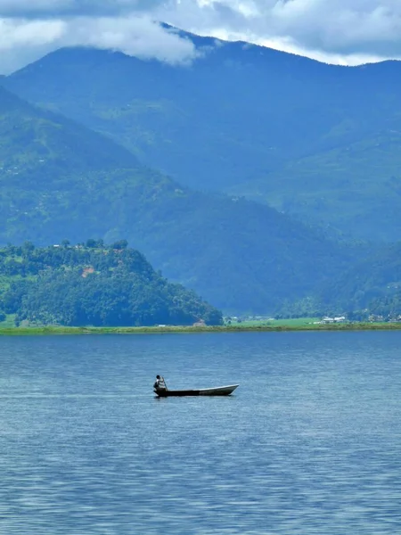 Muhteşem Yalnız Kayıkçı Fewa Gölü Pokhara Dağı Nepal Ample Kopyalama — Stok fotoğraf