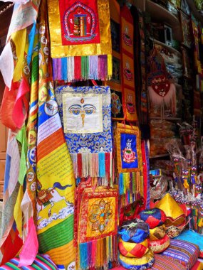 Renkli Budist amblemlerinin kapatıldığı hediyelik eşya dükkanı, Boudhanath, Nepal