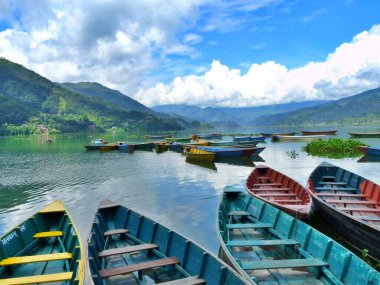 Dağ zeminli renkli tekneler, Fewa Gölü, Pokhara, Nepal