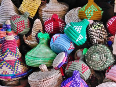 Renkli hasır sepetler satışta, Essaouira, Fas