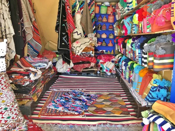 Renkli halı ve yastıklı el işi tezgah, Essaouira, Fas — Stok fotoğraf