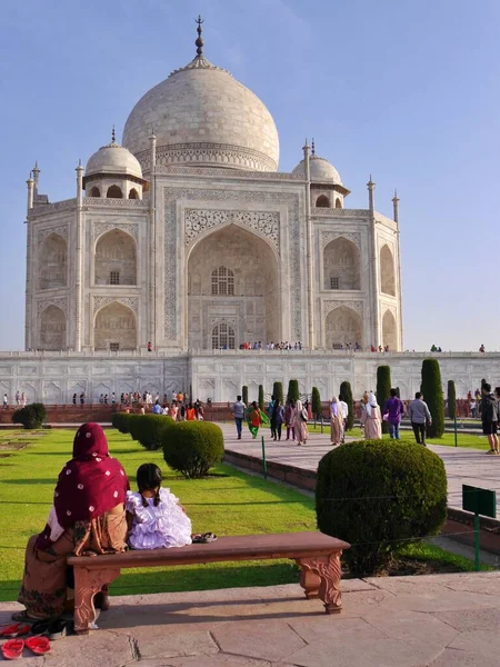 Junges Indisches Mädchen Bewundert Das Taj Mahal Mit Ihrer Mutter — Stockfoto