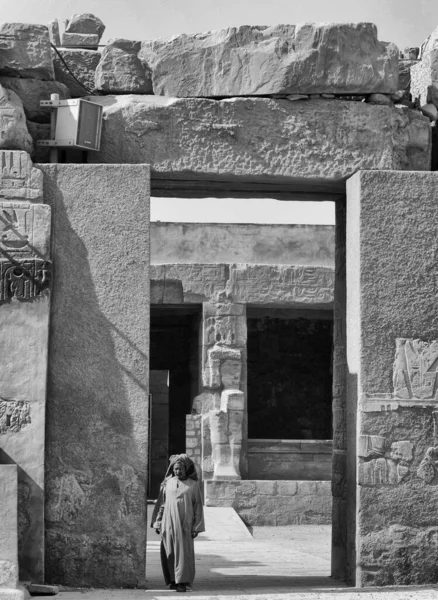 Monochrome Aufnahme Eines Ägyptischen Mannes Beim Gang Durch Den Tempel — Stockfoto