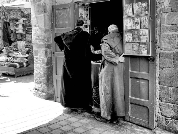 Monochromatický Záběr Starých Mužů Tradičním Oblečení Jak Povídají Obchodě Essaouira — Stock fotografie