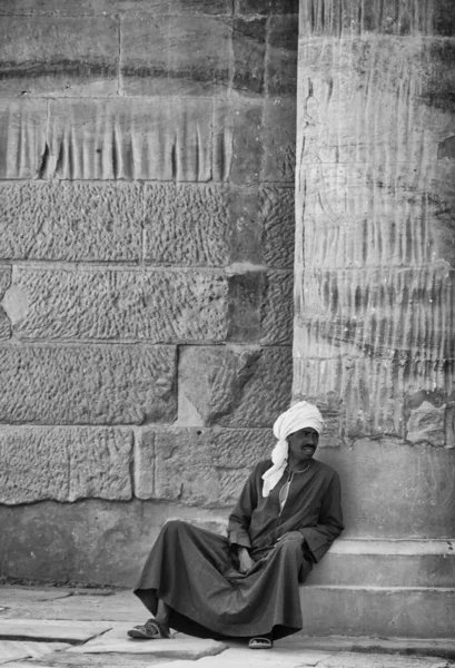 Černobílý Záběr Muže Tradičních Šatech Čekajícího Chrámu Egyptě Zvětšete Prostor — Stock fotografie