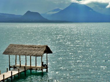 Guatemala 'daki Atitlan Gölü' nde rahatlayan bir adam. Yüksek kalite fotoğraf