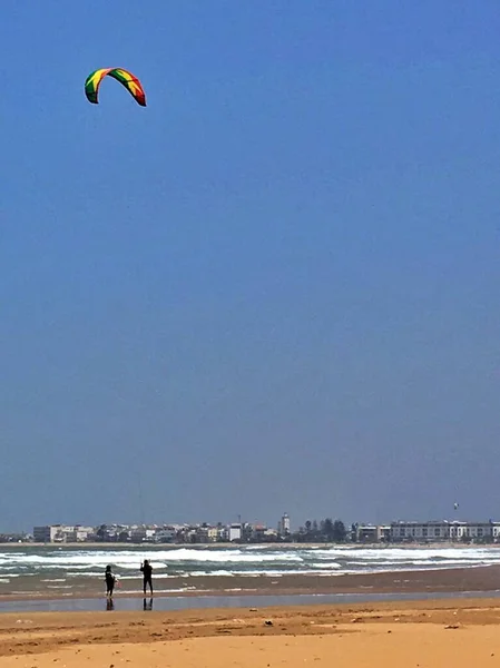 Dois Meninos Voando Papagaios Céu Azul Praia Bonita Essaouira Marrocos — Fotografia de Stock