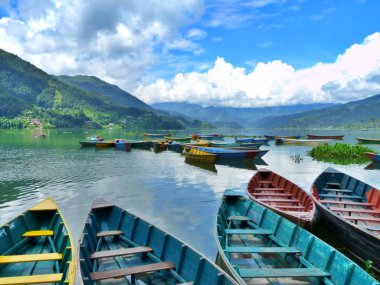 Fewa Gölü, Pokhara, Nepal 'deki renkli teknelerin muhteşem manzarası