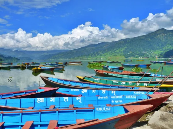 Närbild ljusblå båtar på sjön, Pokhara, Nepal, berg, blå himmel — Stockfoto