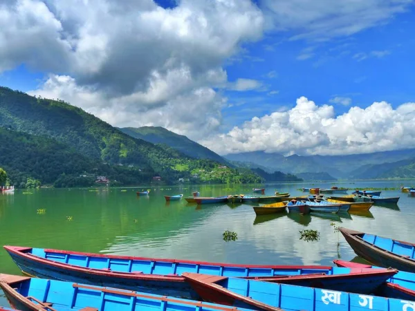 Блакитні човни на озері, Покхарі, Непалі, горах та яскравому синьому небі. — стокове фото
