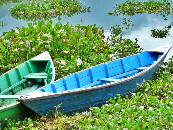 Close up pretty green rowing boat and blue, on lake,Pokhara, Nepal — Stock Photo, Image