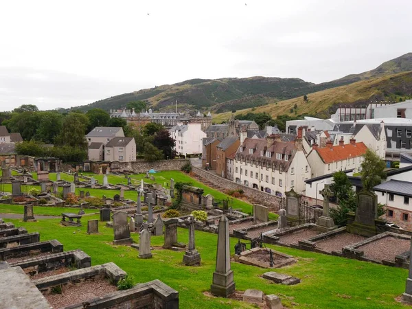 Pietre Tombali Nel Vecchio Cimitero Con Vista Sugli Edifici Edimburgo — Foto Stock