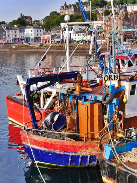 Закрийте Яскраві Червоні Сині Рибальські Човни Гавані Обан Шотландія Фотографія — стокове фото
