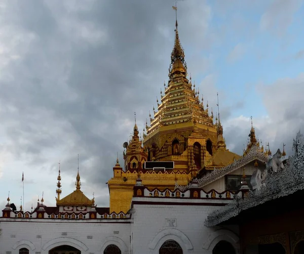 Hermoso Templo Budista Con Pagoda Dorada Lago Inle Myanmar Amplio — Foto de Stock