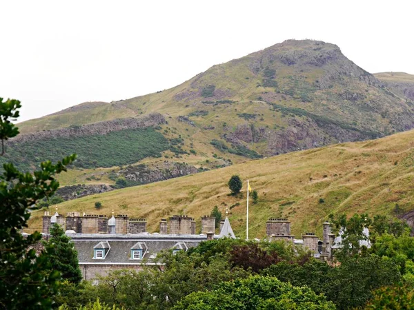 Vista Holyrood House Edimburgo Com Colinas Verdes Além Escócia Foto — Fotografia de Stock