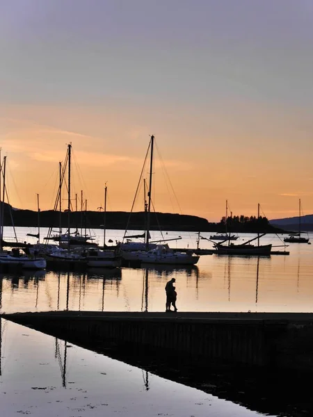 Εκπληκτικό Ηλιοβασίλεμα Βάρκες Στο Λιμάνι Αγόρι Και Πατέρας Όμπαν Σκωτίας — Φωτογραφία Αρχείου