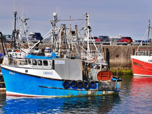 Brillantes Barcos Oban Rojos Azules Amarrados Puerto Escocia Foto Alta —  Fotos de Stock