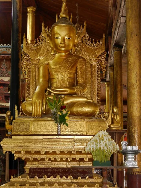 Close up de Golden buddha no templo Inle Lake, Mianmar — Fotografia de Stock