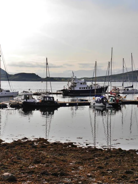 İskoçya, Oban 'daki körfezdeki teknelerin görüntüsü — Stok fotoğraf