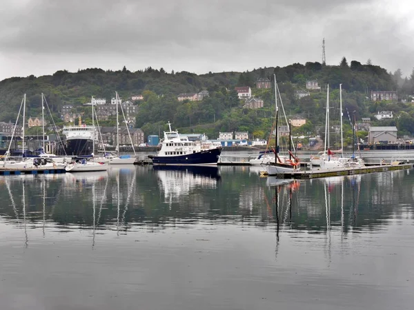 Limandaki tekne ve feribot manzarası sabahın erken saatlerinde, Oban, İskoçya — Stok fotoğraf