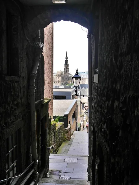 Uitzicht door Edinburgh steegje naar de kerk, Schotland — Stockfoto