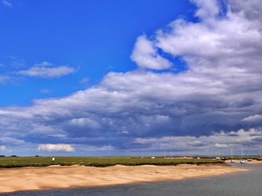 Burnham Overy Staithe üzerinde büyük bir gökyüzü, Kuzey Norfolk sahilleri, Doğu Anglia. Büyük kopya alanı. Yüksek kalite fotoğraf