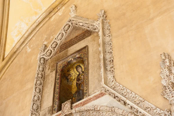 Boven de ingang naar de kathedraal van Palermo — Stockfoto