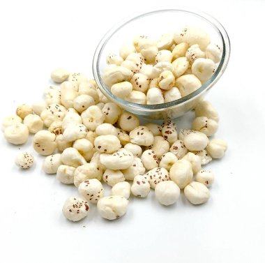 Kavrulmuş nilüfer tohumu ya da cam kasede servis edilen Phool Makhana.