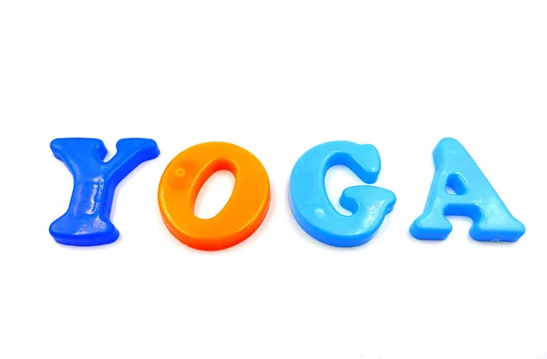 色彩斑斓的瑜伽单词在白色背景上被隔离 — 图库照片