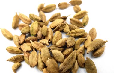 Kakule tohumları beyaz üzerine izole 