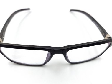 Beyaz arkaplanda gözlük izole 