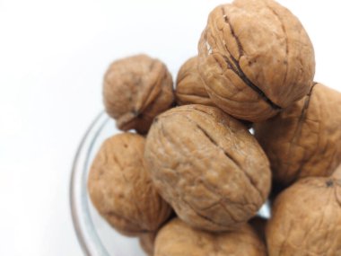 Beyaz arkaplanda izole edilmiş cevizler