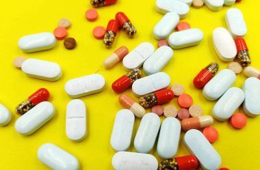 Renkli arka planda haplar. İlaç, tedavi, hastalık. Tabletlerdeki ilaçlar.