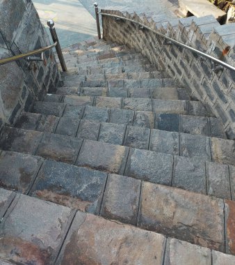 Parkta bir kaya merdiveni