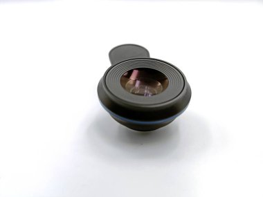 Dış makro lens, cep telefonu klipsi. Beyaz arka planda. Mobil fotoğrafçılık için suç ortağı
