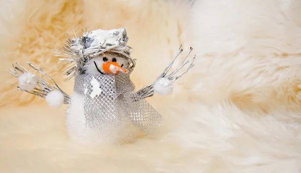 Carte de Noël : bonhomme de neige sur fond de fourrure de mouton blanc — Photo