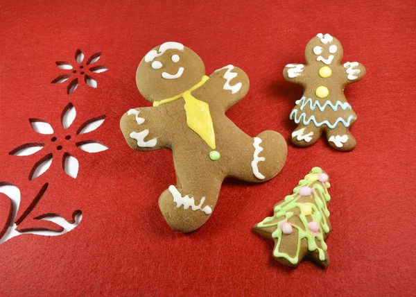 Gingerbread man happy couple and Christmas tree — Stock Photo, Image