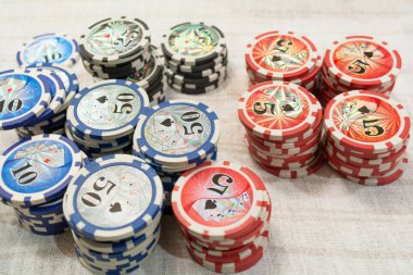Beyaz arka plan üzerinde poker fiş destesi şeklinde