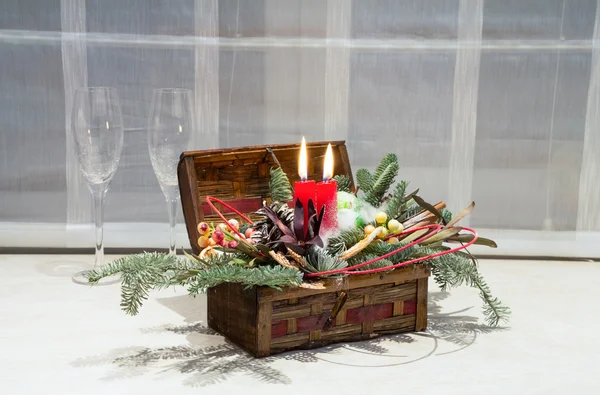 Christamas decoração para casa: caixa de madeira com velas, árvore de Christamas, flores e dois copos de vinho Imagem De Stock