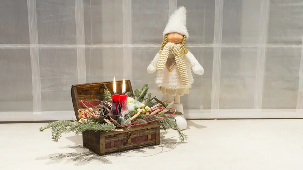 Kerst kaarsen en mooie doll — Stockfoto