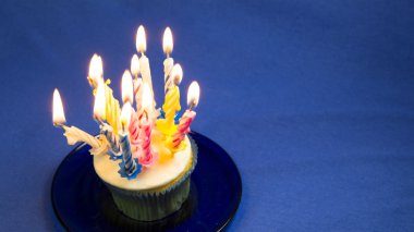 Mumlarla doğum günü kek