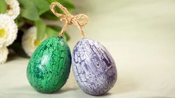 Huevos y flores de Pascua pintados a mano . — Foto de Stock