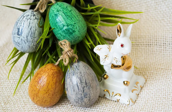 Ovos de Páscoa pintados à mão e coelho de porcelana . — Fotografia de Stock