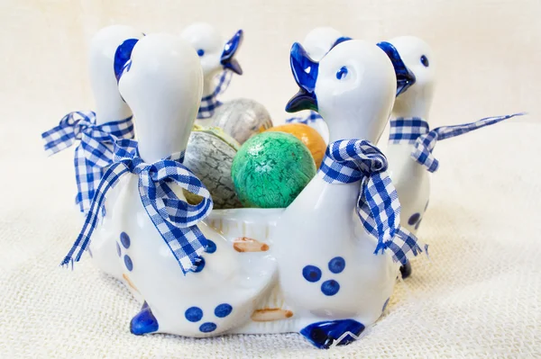 Пасхальные яйца ручной работы в белом с голубой вазой с фигурками уток — стоковое фото