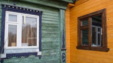 Eski ve yeni yapı ahşap evler kontrast