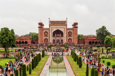 the famous taj mahal, agra, uttar pradesh